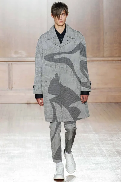 Look 16